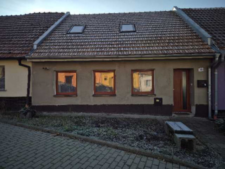 Prodej řadového RD se sklepem a dvorkem ve městě Šlapanice na ulici Ponětovská