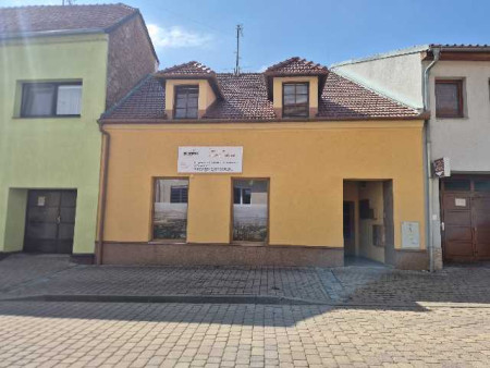 Prodej řadového rodinného domu 3+1 se zahradou a komerčním prostorem, Slavkov u Brna, ul. Husova